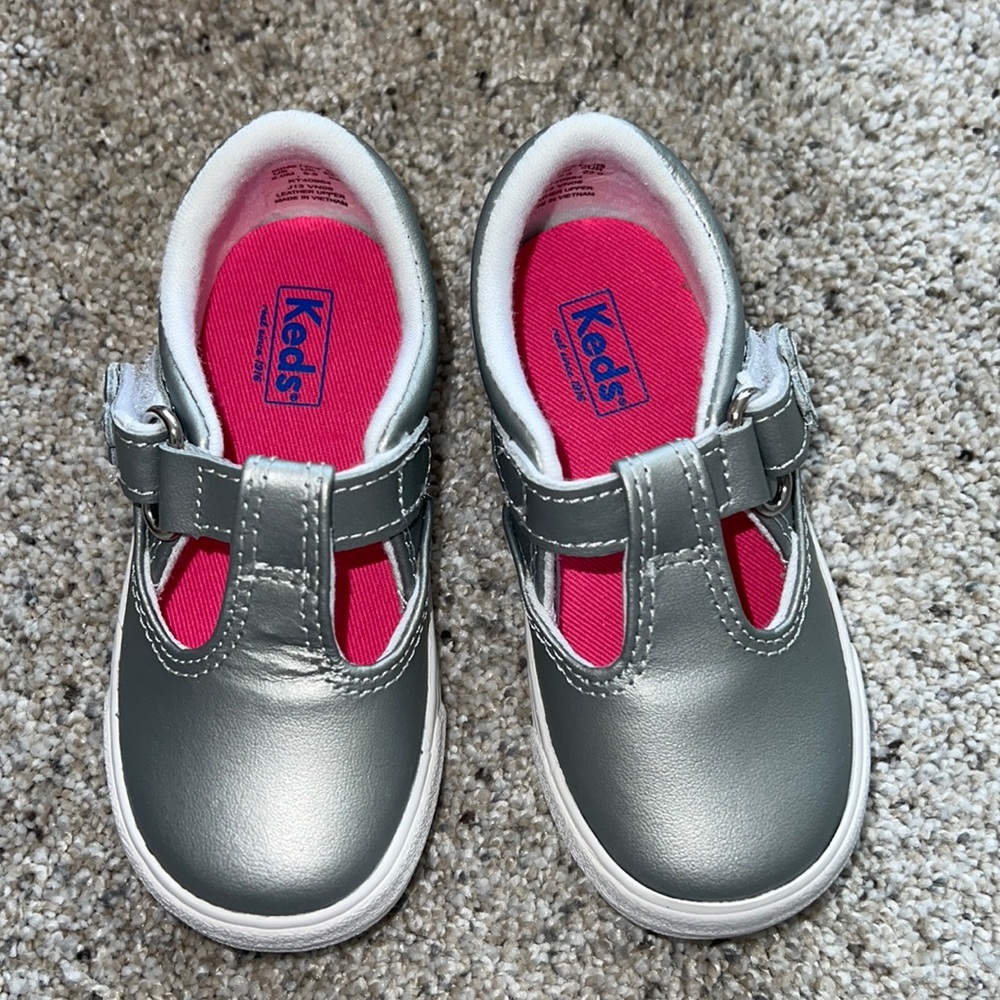 NIB KEDS Daphne T-strap Sneaker SILVER - Picture 2 of 8